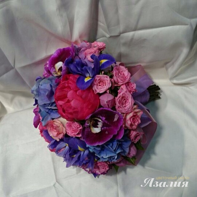 Яркие тона цветов в экстравагантном букете для невесты!