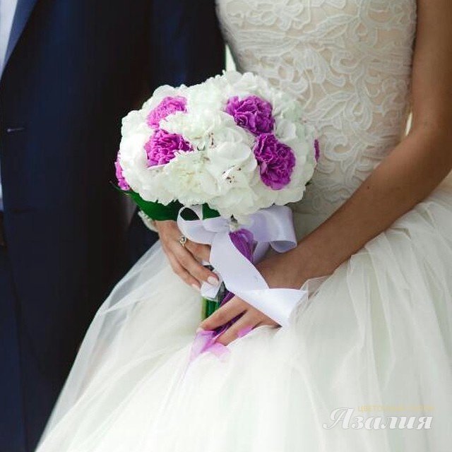 Если у невесты будет традиционное белое платье, то и цветы лучше всего подобрать также белые или светлых пастельных оттенков.
