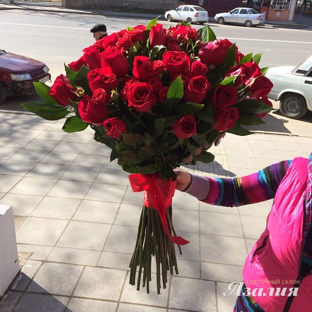 Красный цвет-  является символом Дагестанских свадеб.