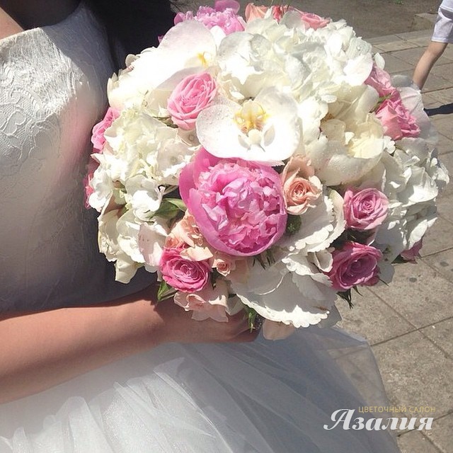 Сочетание свадебного образа и букета невесты, зависит от умелых рук флориста!