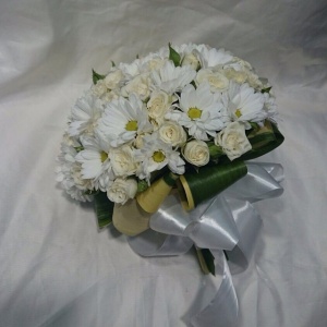 Букет из белых цветов от Цветочного Салона "Азалия".