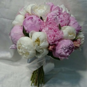 Букет невесты из розовых и белых цветов