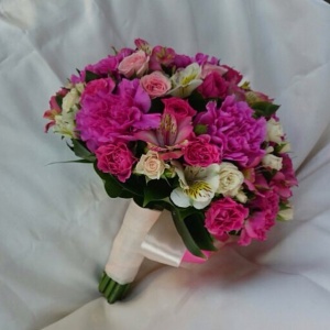 Флористы Цветочного Салона "Азалия" подскажут Вам, как сделать ваш букет необычным и запоминающимся!
