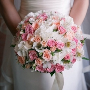 Розы могут быть подобраны в тон с букетиком или отдельными искусственными цветочками, украшающими прическу, декольте или пояс платья.