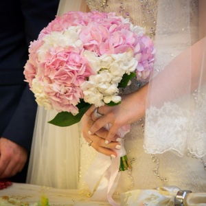 Необязательно использовать для свадебного букета непременно розы. Очень красиво смотрятся лилии, каллы, гардении, ландыши.