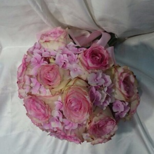 Компактный свадебный букет от Цветочного Салона "Азалия"