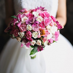 Традиционно букет невесты составляется из коротеньких розочек с нераспустившимися бутонами.