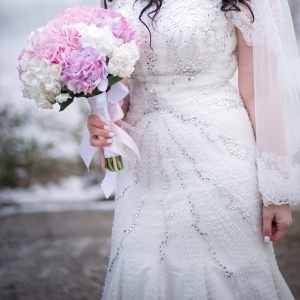 Цветочная композиция должна соответствовать и ткани платья невесты.